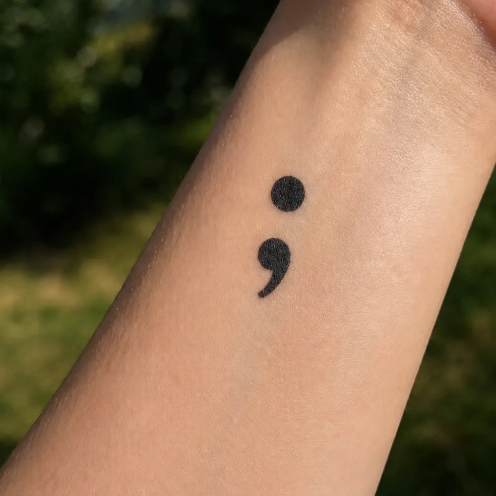 SafeTatt — Semicolon · fotografie tetování na kůži