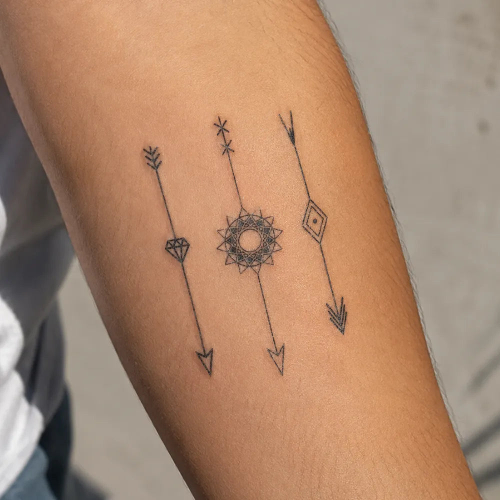 SafeTatt — Geometric Arrows · fotografie tetování na kůži