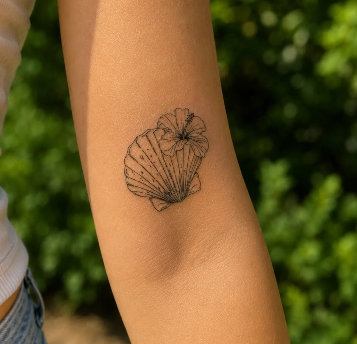 SafeTatt — Hibiscus Shell · fotografie tetování na kůži